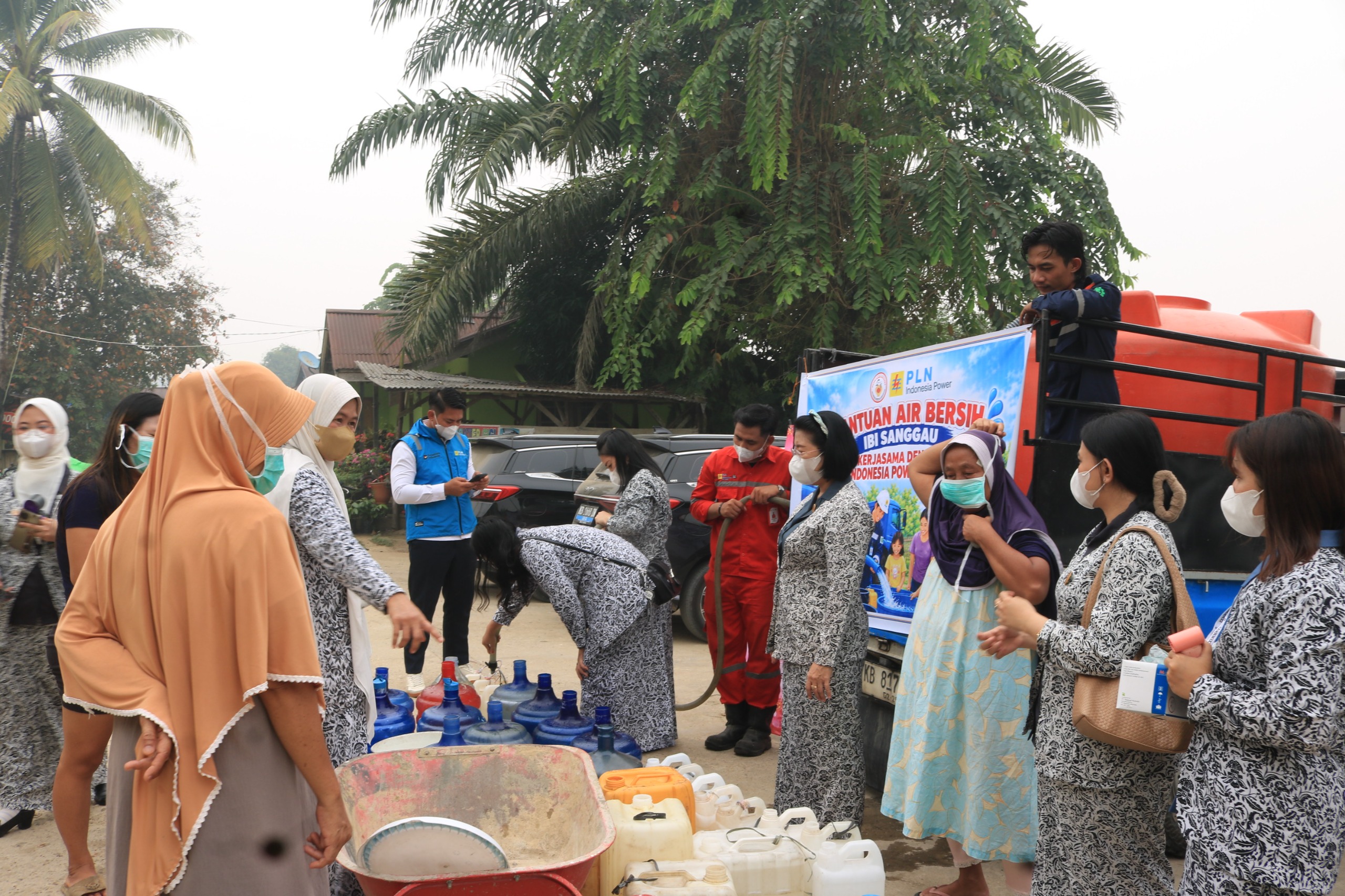 Caring and Serving, PLN Indonesia Power UBP Sanggau and IBI Sanggau Provide Clean Water to Sungai Batu Residents During National Customer Day